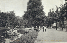 2303 Gezicht op de Stadsbuitengracht te Utrecht met rechts de voorgevels van enkele huizen aan de Tolsteegsingel.